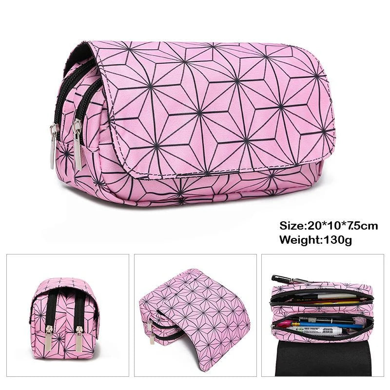 Estuche de lona Demon Slayer con doble cremallera, inspirado en el universo Kimetsu No Yaiba. Ofrece un amplio espacio de almacenamiento para bolígrafos, lápices y otros suministros, al tiempo que añade un toque kawaii a tu vida diaria.