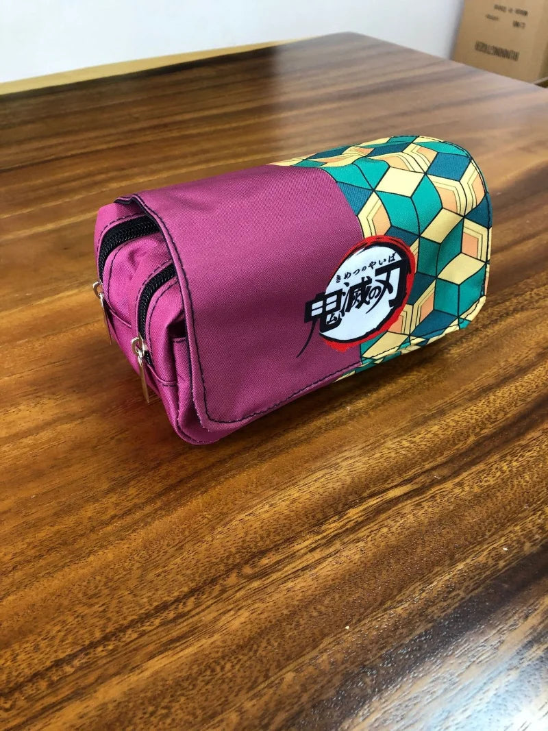 Estuche de lona Demon Slayer con doble cremallera, inspirado en el universo Kimetsu No Yaiba. Ofrece un amplio espacio de almacenamiento para bolígrafos, lápices y otros suministros, al tiempo que añade un toque kawaii a tu vida diaria.