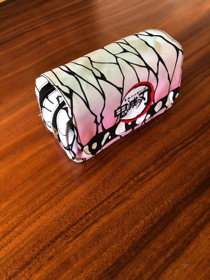 Estuche de lona Demon Slayer con doble cremallera, inspirado en el universo Kimetsu No Yaiba. Ofrece un amplio espacio de almacenamiento para bolígrafos, lápices y otros suministros, al tiempo que añade un toque kawaii a tu vida diaria.