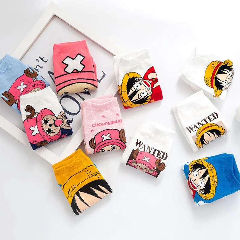 Calcetines de algodón para hombre y mujer, con los personajes icónicos Luffy y Chopper del universo One Piece. Combinando comodidad y estilo, son ideales para los fanáticos del anime.