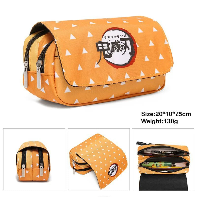 Estuche de lona Demon Slayer con doble cremallera, inspirado en el universo Kimetsu No Yaiba. Ofrece un amplio espacio de almacenamiento para bolígrafos, lápices y otros suministros, al tiempo que añade un toque kawaii a tu vida diaria.