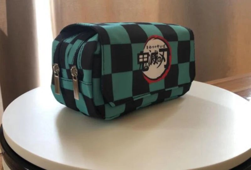 Estuche de lona Demon Slayer con doble cremallera, inspirado en el universo Kimetsu No Yaiba. Ofrece un amplio espacio de almacenamiento para bolígrafos, lápices y otros suministros, al tiempo que añade un toque kawaii a tu vida diaria.