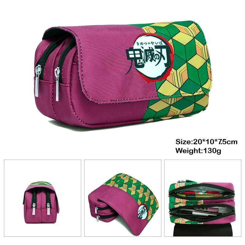 Estuche de lona Demon Slayer con doble cremallera, inspirado en el universo Kimetsu No Yaiba. Ofrece un amplio espacio de almacenamiento para bolígrafos, lápices y otros suministros, al tiempo que añade un toque kawaii a tu vida diaria.