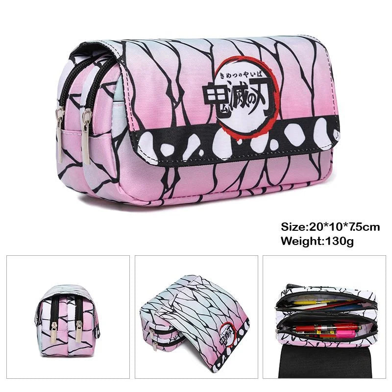 Estuche de lona Demon Slayer con doble cremallera, inspirado en el universo Kimetsu No Yaiba. Ofrece un amplio espacio de almacenamiento para bolígrafos, lápices y otros suministros, al tiempo que añade un toque kawaii a tu vida diaria.