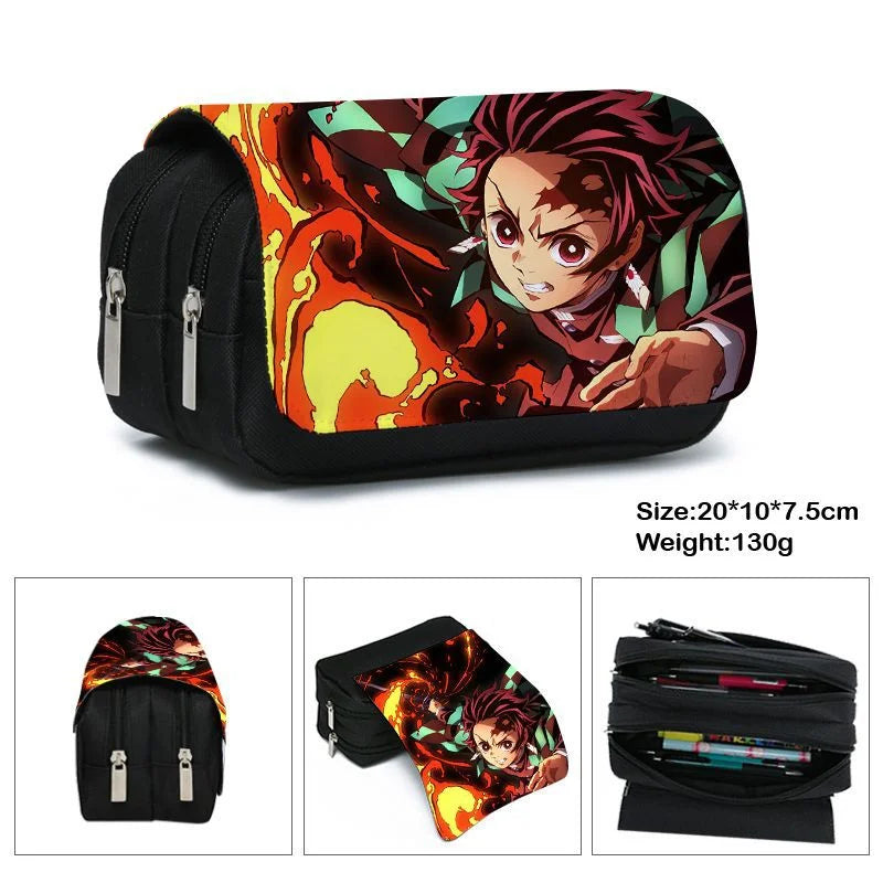 Estuche de lona Demon Slayer con doble cremallera, inspirado en el universo Kimetsu No Yaiba. Ofrece un amplio espacio de almacenamiento para bolígrafos, lápices y otros suministros, al tiempo que añade un toque kawaii a tu vida diaria.