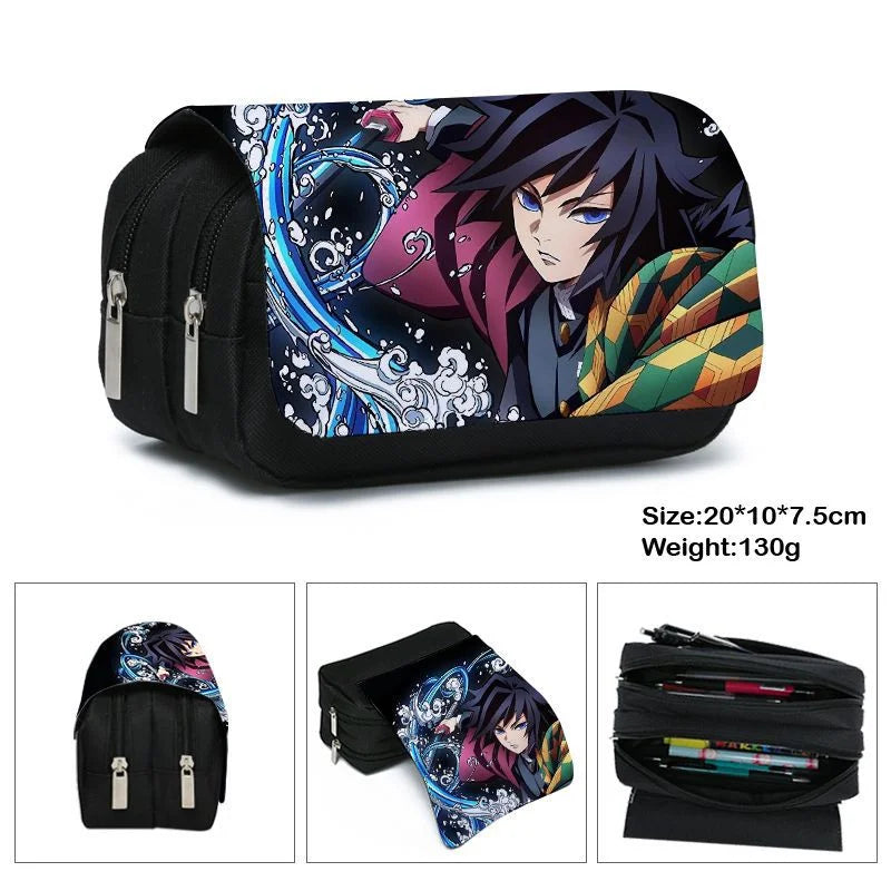 Estuche de lona Demon Slayer con doble cremallera, inspirado en el universo Kimetsu No Yaiba. Ofrece un amplio espacio de almacenamiento para bolígrafos, lápices y otros suministros, al tiempo que añade un toque kawaii a tu vida diaria.