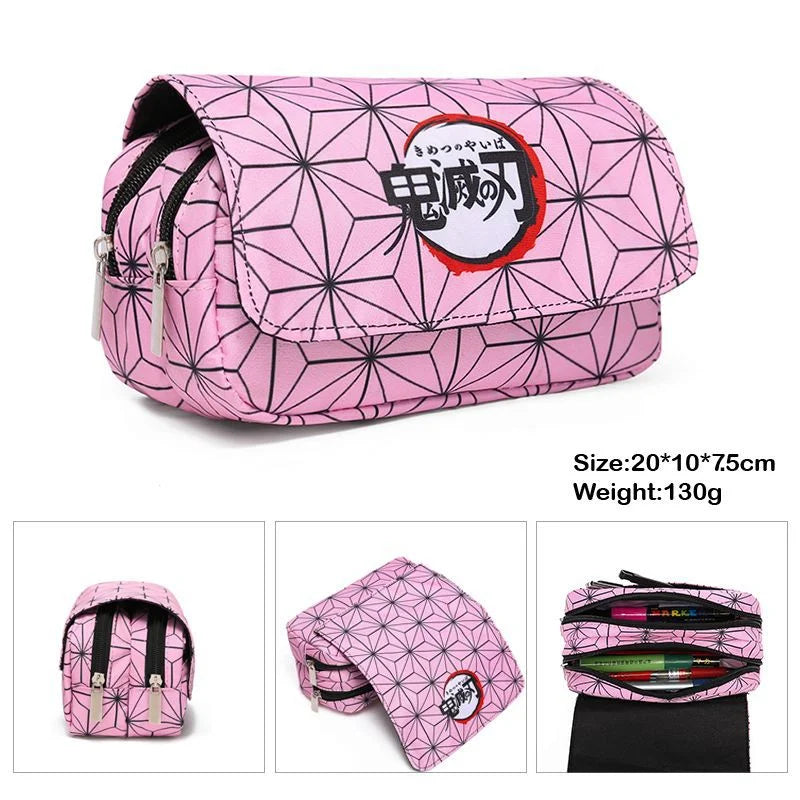 Estuche de lona Demon Slayer con doble cremallera, inspirado en el universo Kimetsu No Yaiba. Ofrece un amplio espacio de almacenamiento para bolígrafos, lápices y otros suministros, al tiempo que añade un toque kawaii a tu vida diaria.