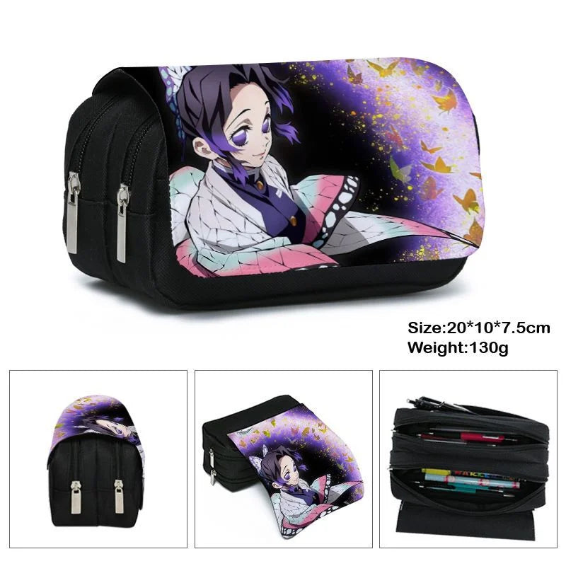 Estuche de lona Demon Slayer con doble cremallera, inspirado en el universo Kimetsu No Yaiba. Ofrece un amplio espacio de almacenamiento para bolígrafos, lápices y otros suministros, al tiempo que añade un toque kawaii a tu vida diaria.