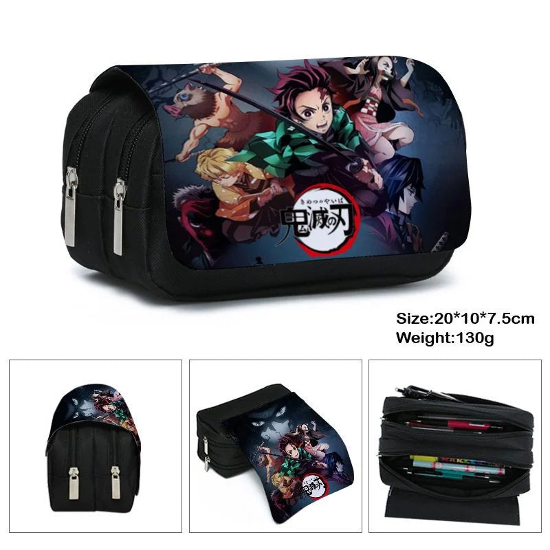 Estuche de lona Demon Slayer con doble cremallera, inspirado en el universo Kimetsu No Yaiba. Ofrece un amplio espacio de almacenamiento para bolígrafos, lápices y otros suministros, al tiempo que añade un toque kawaii a tu vida diaria.