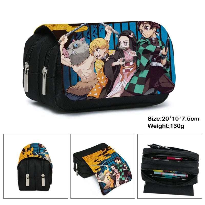 Estuche de lona Demon Slayer con doble cremallera, inspirado en el universo Kimetsu No Yaiba. Ofrece un amplio espacio de almacenamiento para bolígrafos, lápices y otros suministros, al tiempo que añade un toque kawaii a tu vida diaria.