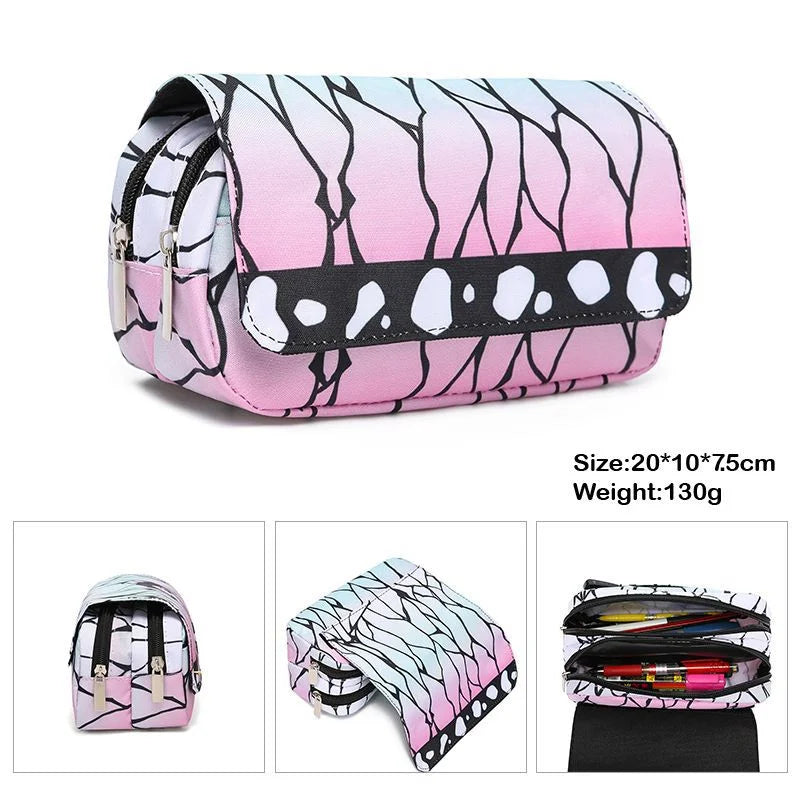 Estuche de lona Demon Slayer con doble cremallera, inspirado en el universo Kimetsu No Yaiba. Ofrece un amplio espacio de almacenamiento para bolígrafos, lápices y otros suministros, al tiempo que añade un toque kawaii a tu vida diaria.