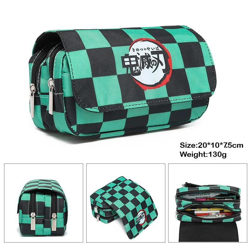 Estuche de lona Demon Slayer con doble cremallera, inspirado en el universo Kimetsu No Yaiba. Ofrece un amplio espacio de almacenamiento para bolígrafos, lápices y otros suministros, al tiempo que añade un toque kawaii a tu vida diaria.