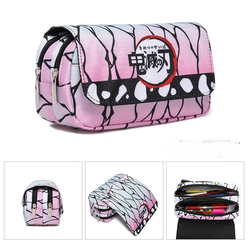 Estuche de lona Demon Slayer con doble cremallera, inspirado en el universo Kimetsu No Yaiba. Ofrece un amplio espacio de almacenamiento para bolígrafos, lápices y otros suministros, al tiempo que añade un toque kawaii a tu vida diaria.