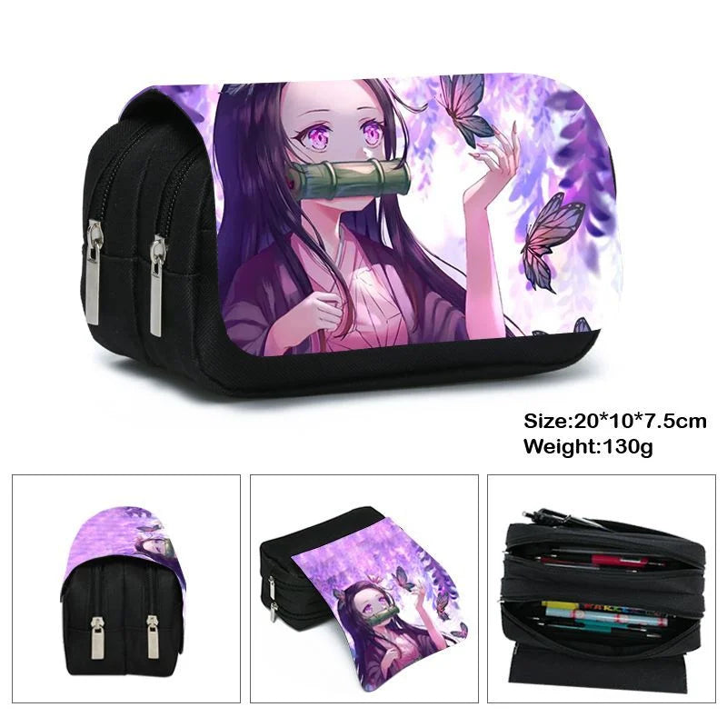 Estuche de lona Demon Slayer con doble cremallera, inspirado en el universo Kimetsu No Yaiba. Ofrece un amplio espacio de almacenamiento para bolígrafos, lápices y otros suministros, al tiempo que añade un toque kawaii a tu vida diaria.