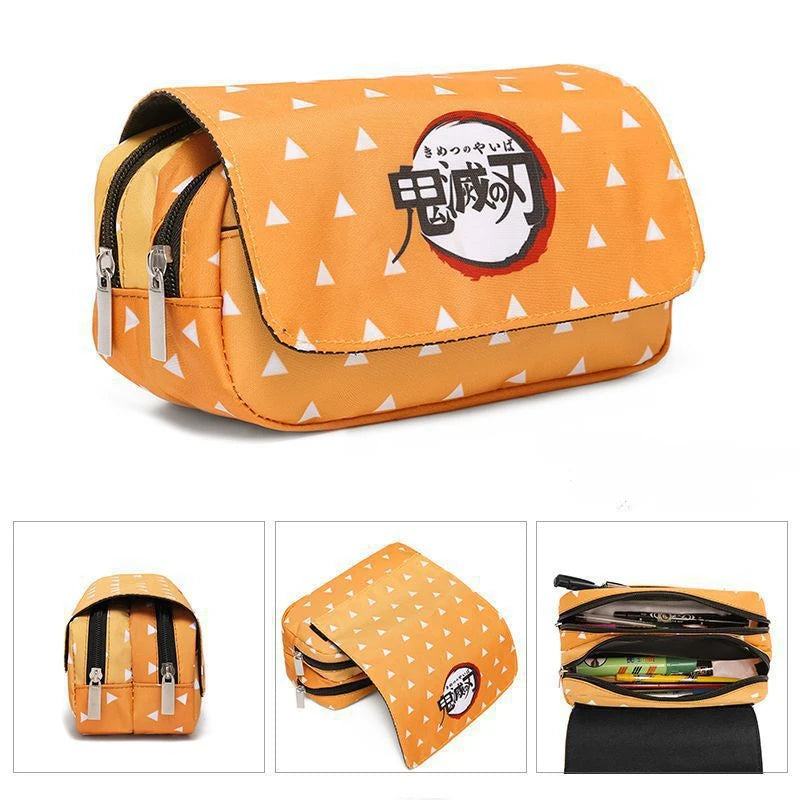 Estuche de lona Demon Slayer con doble cremallera, inspirado en el universo Kimetsu No Yaiba. Ofrece un amplio espacio de almacenamiento para bolígrafos, lápices y otros suministros, al tiempo que añade un toque kawaii a tu vida diaria.