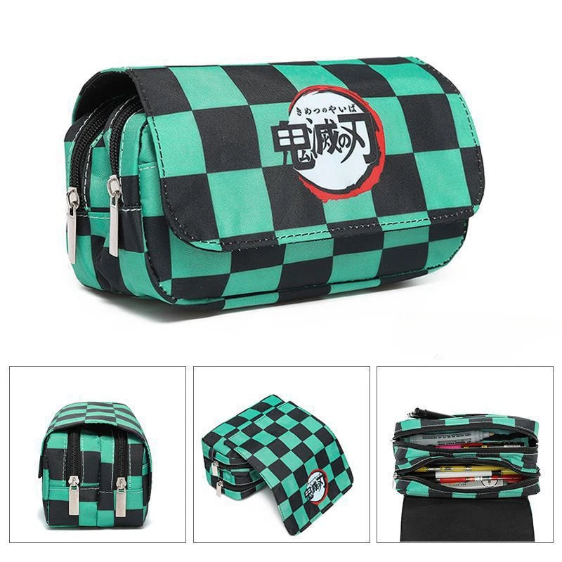Estuche de lona Demon Slayer con doble cremallera, inspirado en el universo Kimetsu No Yaiba. Ofrece un amplio espacio de almacenamiento para bolígrafos, lápices y otros suministros, al tiempo que añade un toque kawaii a tu vida diaria.