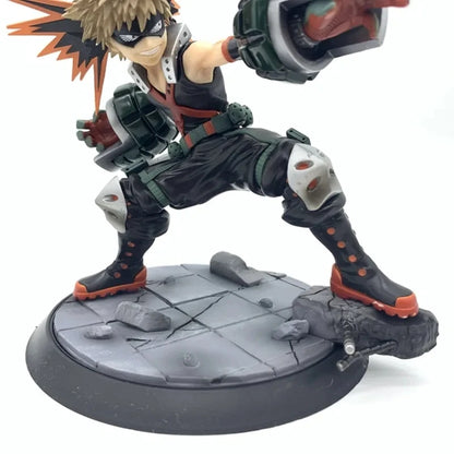Figura My Hero Academia de 15 cm | Revive la intensidad de My Hero Academia con esta figura de Bakugo Katsuki en versión Batalla. Fabricado en PVC, es ideal para colecciones y fans del universo.