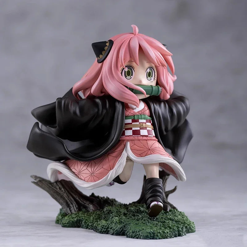 Figura ESPÍA×FAMILIAR de 12cm | Figura de coleccionista de edición limitada que representa a Anya Forger con traje de cosplay de Kamado Nezuko. Esta figura adorable y única es perfecta para coleccionistas y fanáticos del anime.