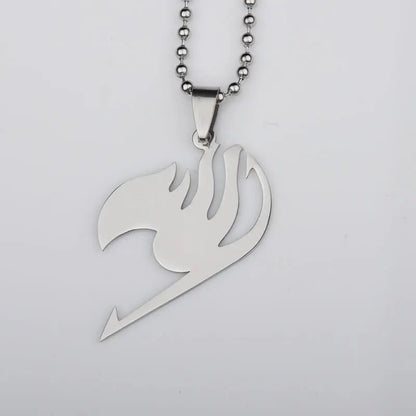Collier Fairy Tail avec un pendentif en forme de Fée, design raffiné. Bijou tendance parfait comme cadeau pour les fans d'anime