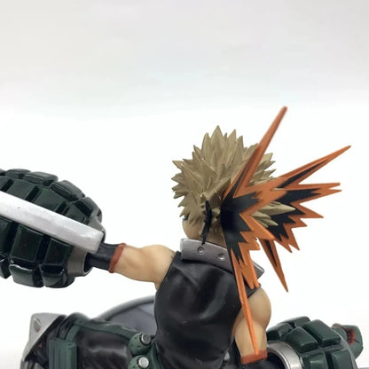 Figura My Hero Academia de 15 cm | Revive la intensidad de My Hero Academia con esta figura de Bakugo Katsuki en versión Batalla. Fabricado en PVC, es ideal para colecciones y fans del universo.