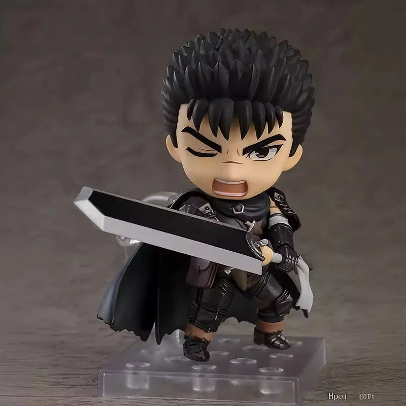 Figura Q Version de 10cm de Guts, el Espadachín Negro, inspirada en el anime Berserk. Con su espada icónica y su postura dinámica, esta figura es un modelo perfecto para coleccionistas y fanáticos del universo Berserk.