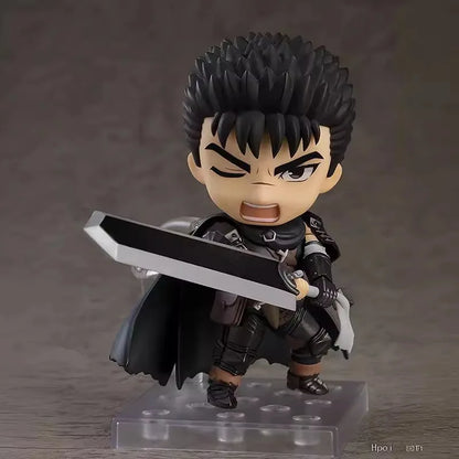 Figura Q Version de 10cm de Guts, el Espadachín Negro, inspirada en el anime Berserk. Con su espada icónica y su postura dinámica, esta figura es un modelo perfecto para coleccionistas y fanáticos del universo Berserk.
