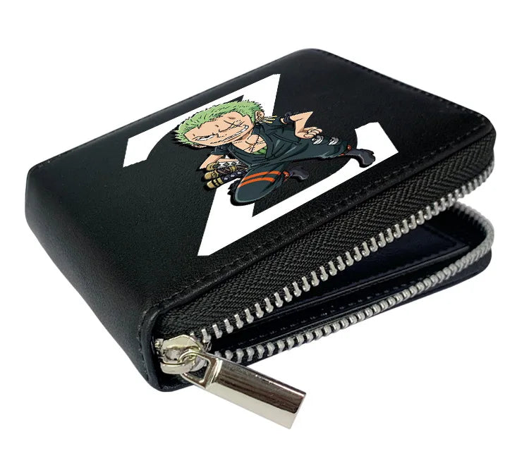 Cartera de cuero con cremallera de una pieza de 12 * 10 cm. Esta billetera de cuero presenta las iniciales de personajes icónicos de One Piece, combinando estilo y funcionalidad. 