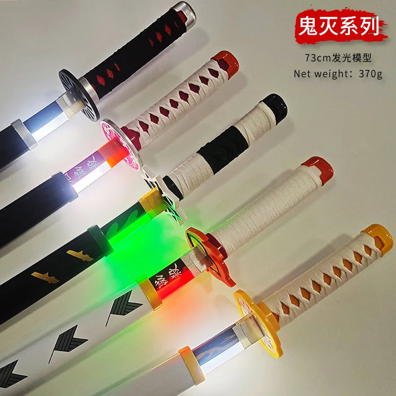 Katana Demon Slayer | Réplique d'épée avec effet lumineux, inspirée des katanas des personnages de Demon Slayer. Disponible en deux tailles (73 cm et 103 cm), elle est parfaite pour le cosplay ou comme cadeau idéal pour les fans de Demon Slayer !