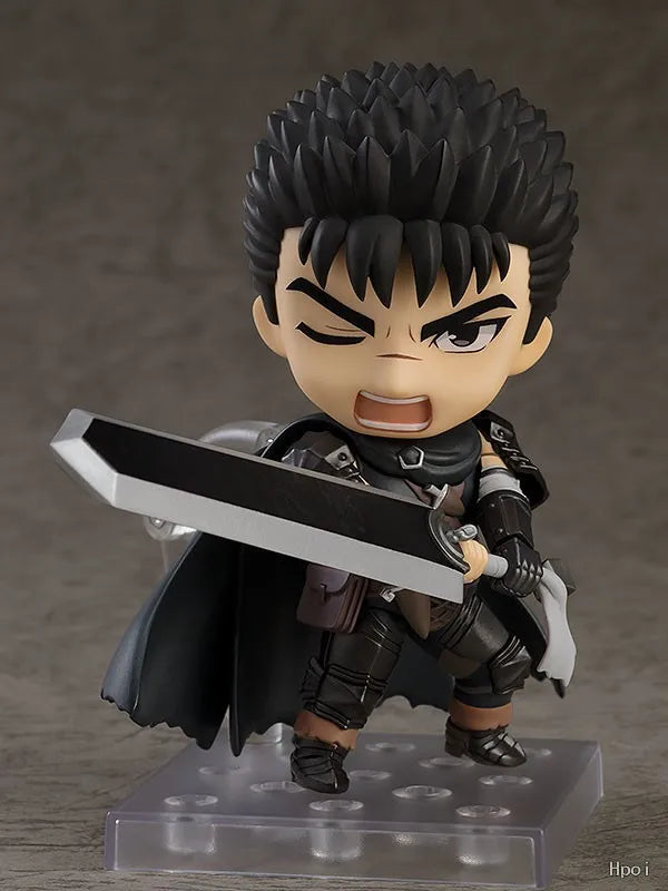 Figura Q Version de 10cm de Guts, el Espadachín Negro, inspirada en el anime Berserk. Con su espada icónica y su postura dinámica, esta figura es un modelo perfecto para coleccionistas y fanáticos del universo Berserk.