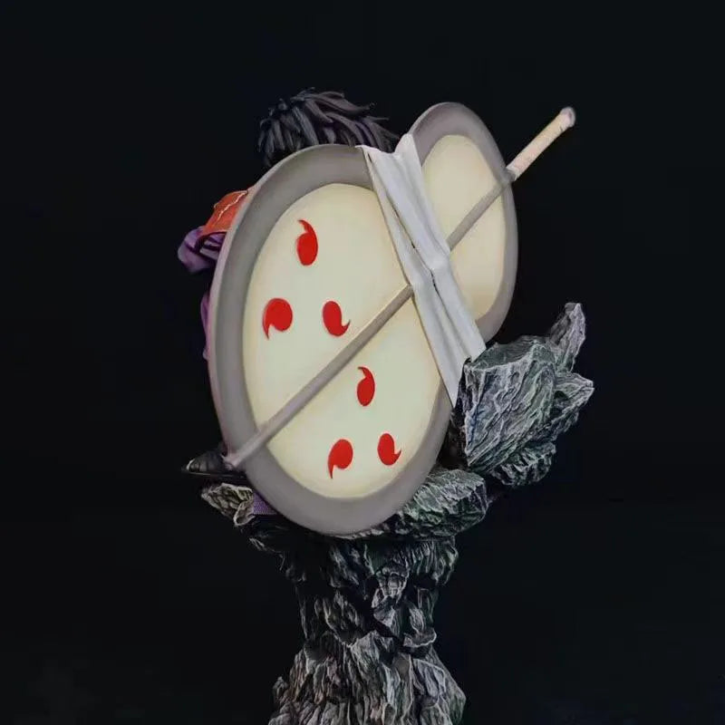 28cm Figurine | Uchiha Madara Statue de collection en PVC représentant Uchiha Madara assis sur un socle. Parfaite pour la décoration d'intérieur et pour compléter une collection d'anime