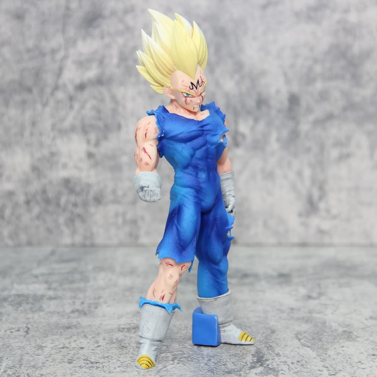 20cm Figurine Dragon Ball | Majin Vegeta Super Saiyan. Ajoutez cette pièce emblématique à votre collection ou offrez-la en cadeau à un passionné de Dragon Ball !