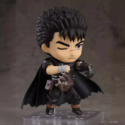 Figura Q Version de 10cm de Guts, el Espadachín Negro, inspirada en el anime Berserk. Con su espada icónica y su postura dinámica, esta figura es un modelo perfecto para coleccionistas y fanáticos del universo Berserk.