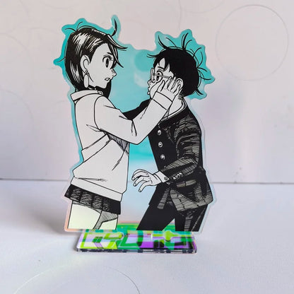 Añade un toque de anime a tu vida cotidiana con estos llaveros acrílicos de Dan Da Dan. Diseñado con detalles en láser, también puede servir como soporte decorativo o adorno para tus bolsos. Ideal para fans, es perfecto como regalo.