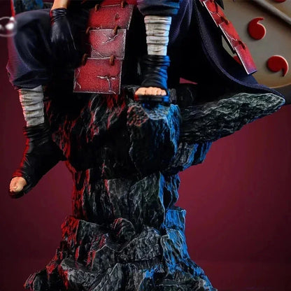 28cm Figurine | Uchiha Madara Statue de collection en PVC représentant Uchiha Madara assis sur un socle. Parfaite pour la décoration d'intérieur et pour compléter une collection d'anime