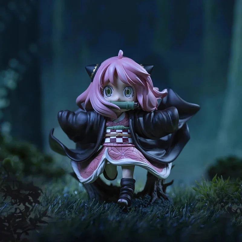 Figura ESPÍA×FAMILIAR de 12cm | Figura de coleccionista de edición limitada que representa a Anya Forger con traje de cosplay de Kamado Nezuko. Esta figura adorable y única es perfecta para coleccionistas y fanáticos del anime.