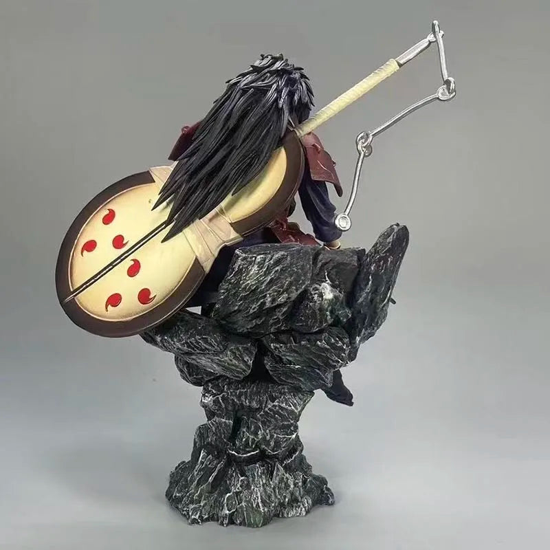 28cm Figurine | Uchiha Madara Statue de collection en PVC représentant Uchiha Madara assis sur un socle. Parfaite pour la décoration d'intérieur et pour compléter une collection d'anime