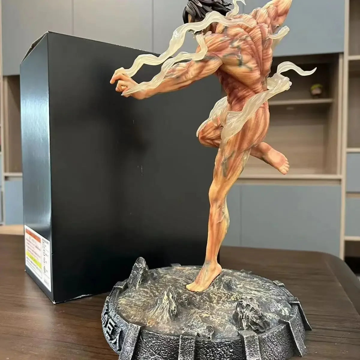 Figura Ataque a los Titanes de 40 cm | Estatua que representa a Eren Jäger como el Titán Atacante. Perfecta para coleccionistas y fanáticos de Attack on Titan, esta imponente figura es un regalo excepcional para una decoración inspirada en el anime. 