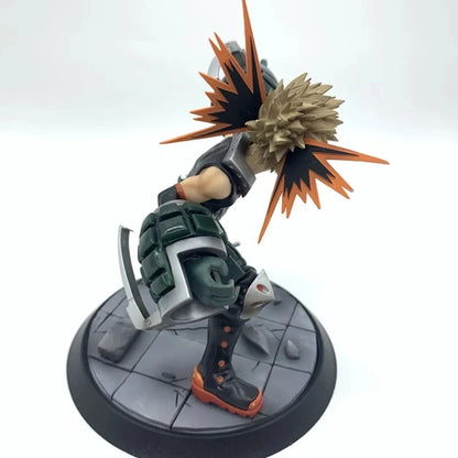 Figura My Hero Academia de 15 cm | Revive la intensidad de My Hero Academia con esta figura de Bakugo Katsuki en versión Batalla. Fabricado en PVC, es ideal para colecciones y fans del universo.