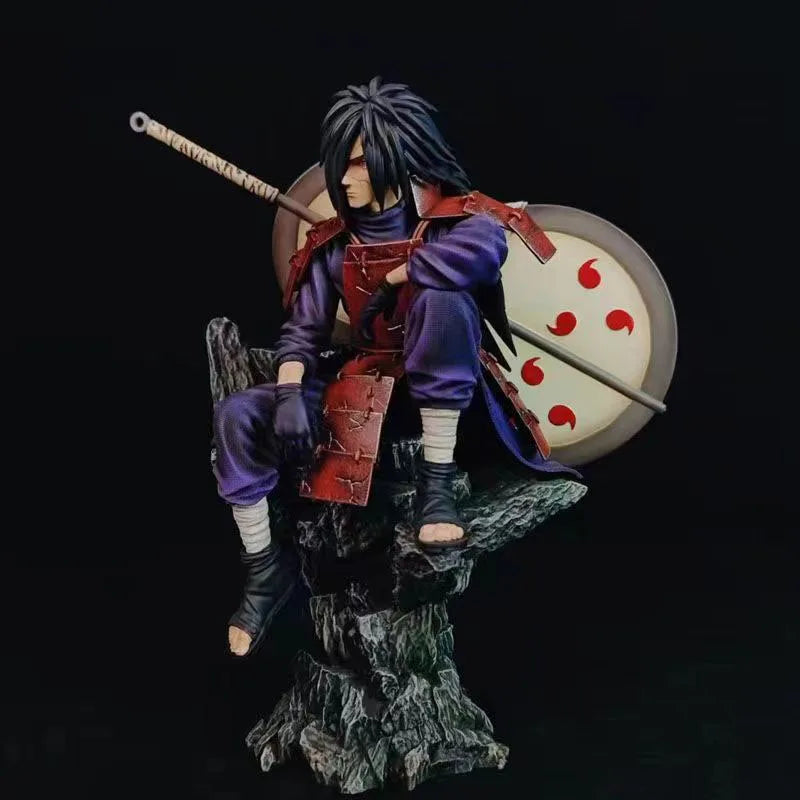 28cm Figurine | Uchiha Madara Statue de collection en PVC représentant Uchiha Madara assis sur un socle. Parfaite pour la décoration d'intérieur et pour compléter une collection d'anime