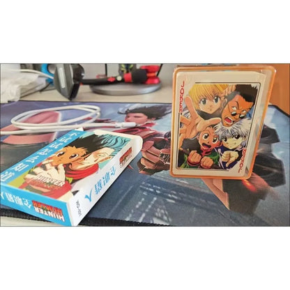 Cartes à Hunter X Hunter | Jeu de cartes à jouer illustré avec les personnages de Hunter X Hunter. Idéal pour les fans de l’anime, ce jeu de cartes est un excellent accessoire pour des moments ludiques ou comme cadeau