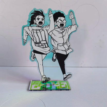 Añade un toque de anime a tu vida cotidiana con estos llaveros acrílicos de Dan Da Dan. Diseñado con detalles en láser, también puede servir como soporte decorativo o adorno para tus bolsos. Ideal para fans, es perfecto como regalo.