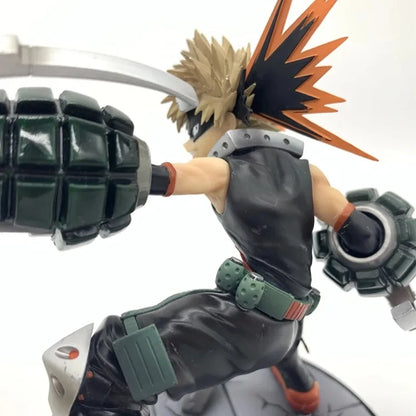 Figura My Hero Academia de 15 cm | Revive la intensidad de My Hero Academia con esta figura de Bakugo Katsuki en versión Batalla. Fabricado en PVC, es ideal para colecciones y fans del universo.