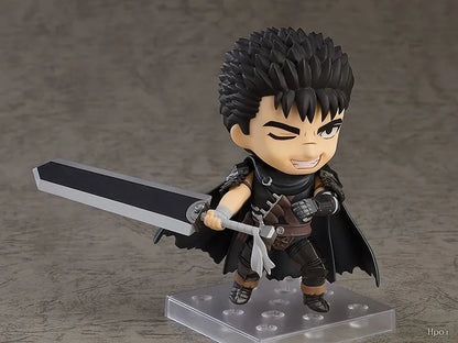 Figura Q Version de 10cm de Guts, el Espadachín Negro, inspirada en el anime Berserk. Con su espada icónica y su postura dinámica, esta figura es un modelo perfecto para coleccionistas y fanáticos del universo Berserk.