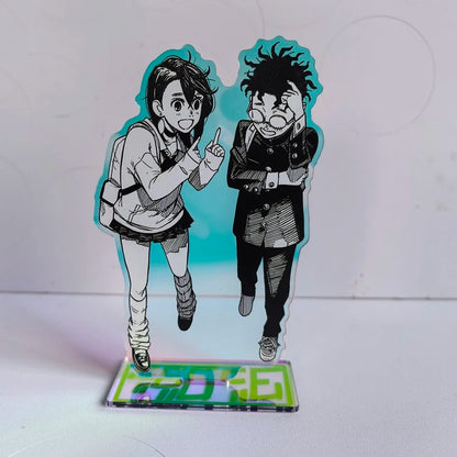 Añade un toque de anime a tu vida cotidiana con estos llaveros acrílicos de Dan Da Dan. Diseñado con detalles en láser, también puede servir como soporte decorativo o adorno para tus bolsos. Ideal para fans, es perfecto como regalo.