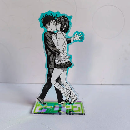 Añade un toque de anime a tu vida cotidiana con estos llaveros acrílicos de Dan Da Dan. Diseñado con detalles en láser, también puede servir como soporte decorativo o adorno para tus bolsos. Ideal para fans, es perfecto como regalo.