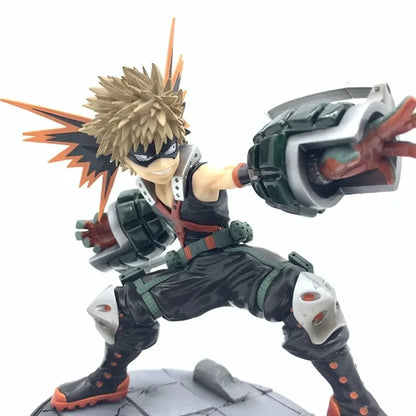 Figura My Hero Academia de 15 cm | Revive la intensidad de My Hero Academia con esta figura de Bakugo Katsuki en versión Batalla. Fabricado en PVC, es ideal para colecciones y fans del universo.
