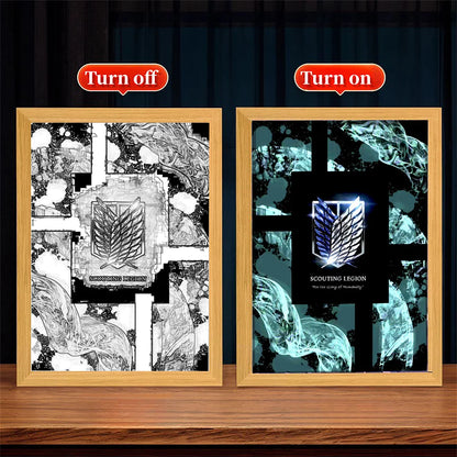 Marco de luz LED USB 23X17cm Ataque a los Titanes | Añade un toque de ambiente a tu habitación con este marco de luz LED Attack on Titan. Perfecto para los fans, este arte mural crea una atmósfera inmersiva y es un regalo ideal. 