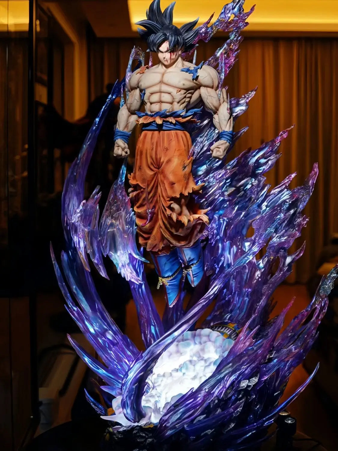 23cm Figurine Dragon Ball | Ultra Instinct Son Goku équipée d'un éclairage, offrant un effet spectaculaire. Un modèle collector parfait pour la décoration ou comme cadeau pour les fans de Dragon Ball