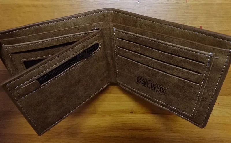 12*10cm | Cartera de piel One Piece de alta calidad, con los logos icónicos de la serie. Un accesorio elegante y funcional para los fanáticos del anime. 