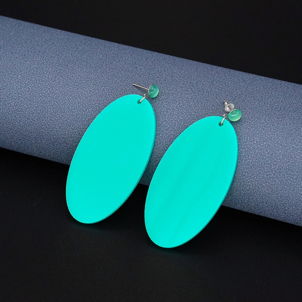 Set de cosplay Ayase Momo de Dan Da Dan. Longues boucles d'oreilles et colliers. Idéal pour les conventions, les fêtes d'Halloween ou les spectacles